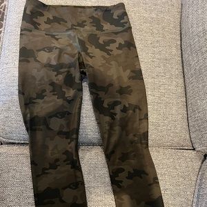 Lululemon Army print 21” cropped leggings